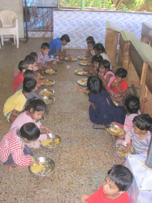 feeding Indian street children at the outreach centre
